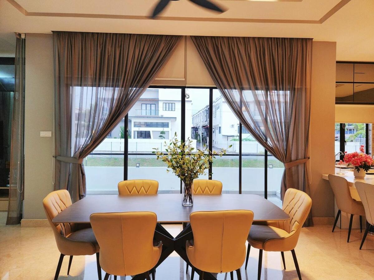 Rumah percutian Botani Nardine Luxury Semi D 5br5bath19pax *