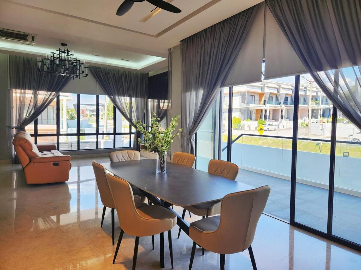 Rumah percutian Botani Nardine Luxury Semi D 5br5bath19pax