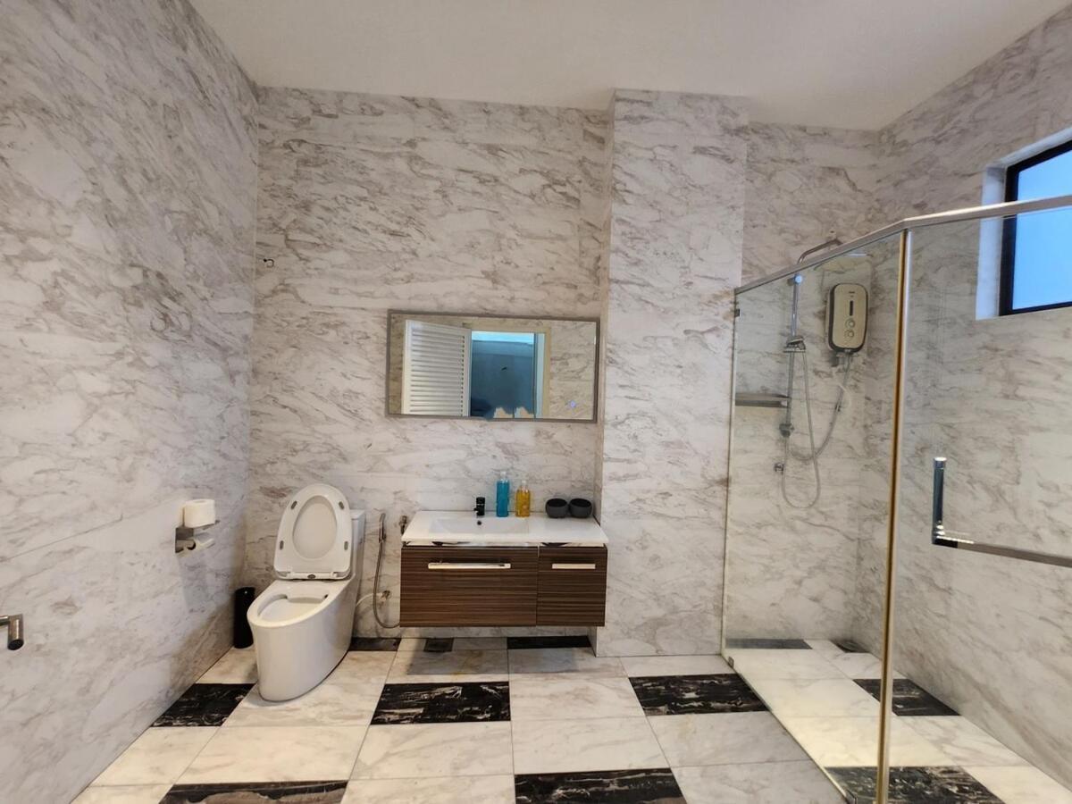 Rumah percutian Botani Nardine Luxury Semi D 5br5bath19pax